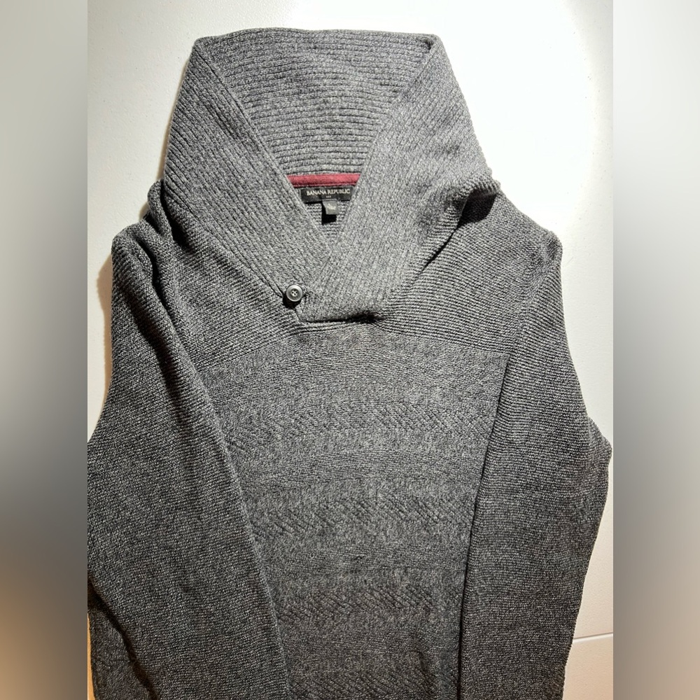 Banana Republic Men’s knit one button sweater